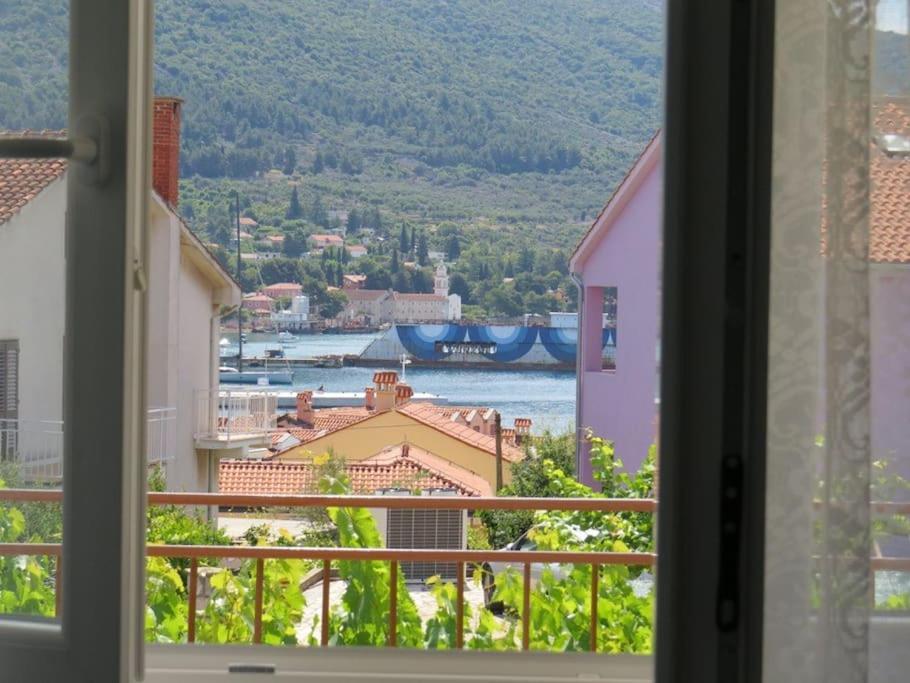 With 2 Terrace Apartment Cres